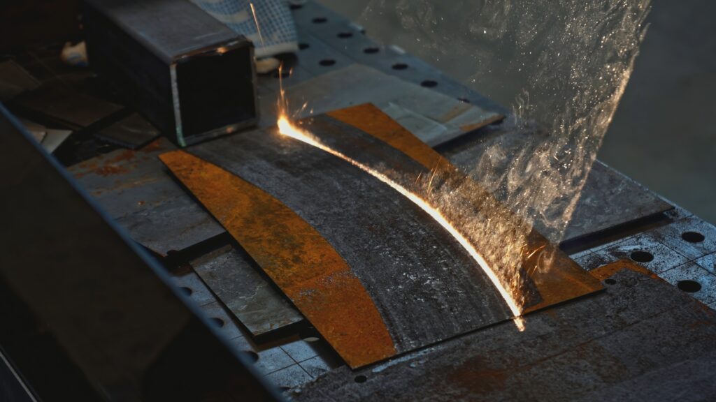 Laserstrahl zum Entfernen von Rost auf Metall. Laserstrahllinie entfernt Rostspuren auf Metall. Industrielle Laserbehandlung von Metall von Rost