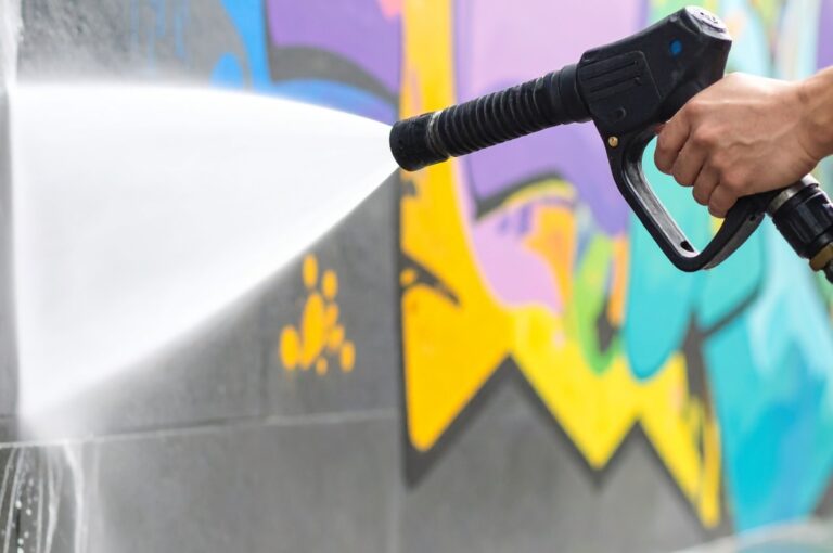 Hochdruckreinigung Betonwand Graffiti-Entfernung Prozess